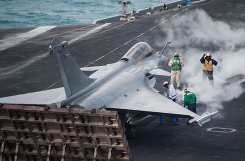 Cận cảnh siêu tiêm kích Rafale cất cánh trên tàu sân bay - ảnh 9