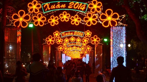 Hà Nội rực rỡ đón năm mới - ảnh 1