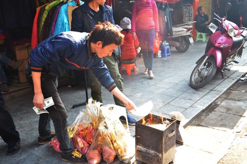Phố cổ đỏ lửa ngày tiễn ông Táo về trời - ảnh 8