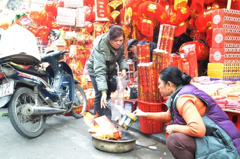Phố cổ đỏ lửa ngày tiễn ông Táo về trời - ảnh 13