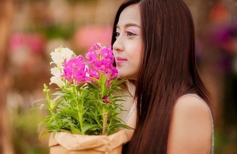 Hot girl Gia Lai hóa cô gái làm vườn đón Tết - ảnh 1