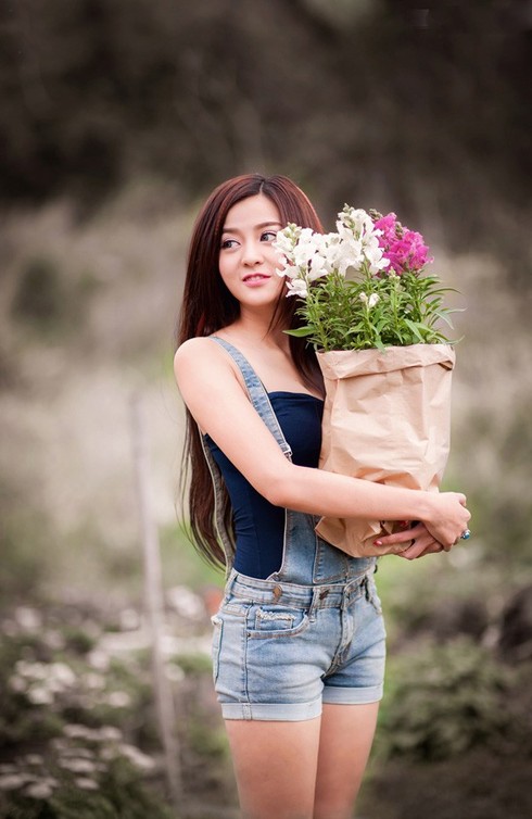 Hot girl Gia Lai hóa cô gái làm vườn đón Tết - ảnh 3