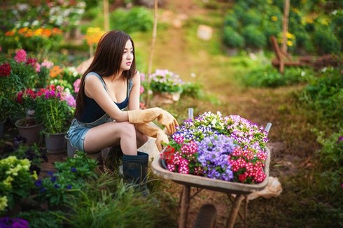 Hot girl Gia Lai hóa cô gái làm vườn đón Tết - ảnh 8