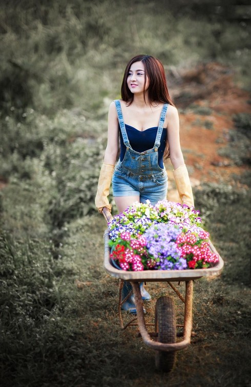 Hot girl Gia Lai hóa cô gái làm vườn đón Tết - ảnh 9