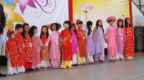 Người Việt ở Little Saigon thi áo dài - ảnh 11
