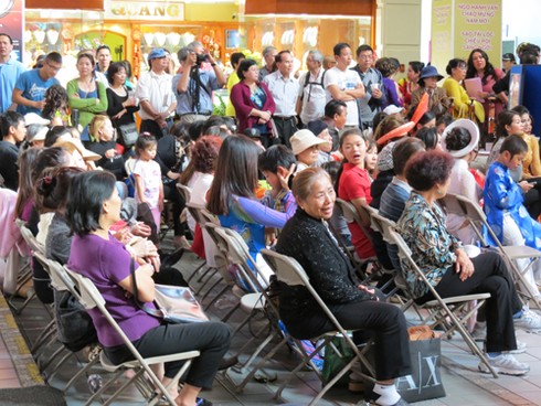 Người Việt ở Little Saigon thi áo dài - ảnh 13