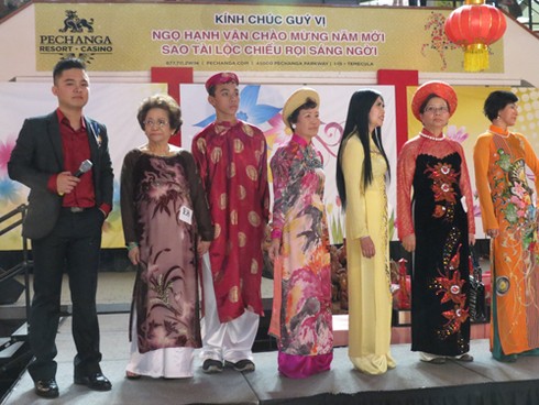 Người Việt ở Little Saigon thi áo dài - ảnh 1