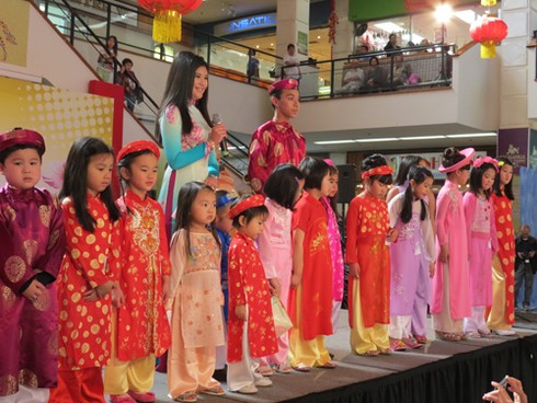 Người Việt ở Little Saigon thi áo dài - ảnh 2