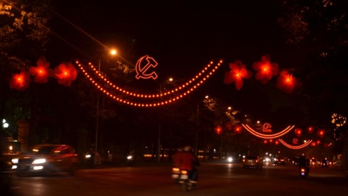 Hà Nội lung linh ánh đèn chào đón năm mới - ảnh 14