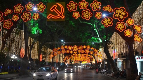 Hà Nội lung linh ánh đèn chào đón năm mới - ảnh 3