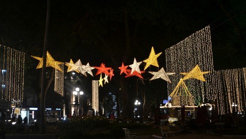 Hà Nội lung linh ánh đèn chào đón năm mới - ảnh 7