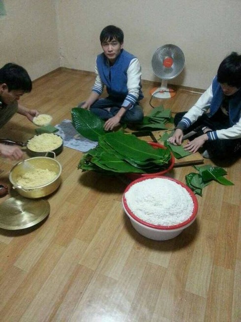 Người Việt gói bánh chưng đón Tết ở Hàn Quốc - ảnh 8