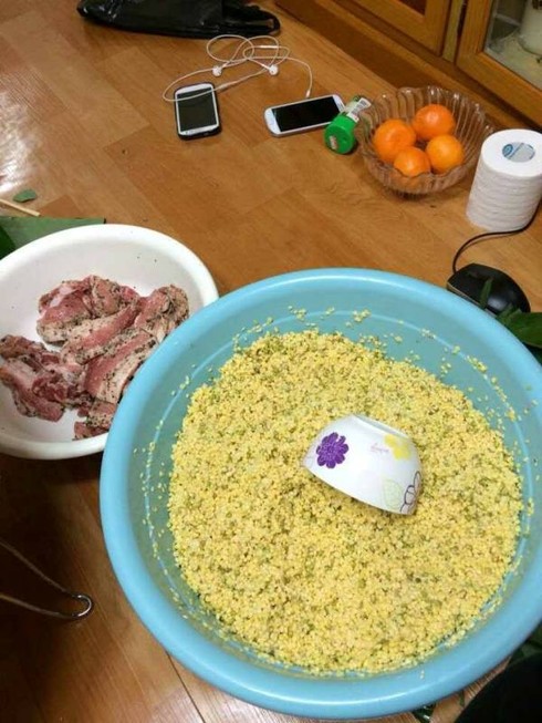 Người Việt gói bánh chưng đón Tết ở Hàn Quốc - ảnh 1