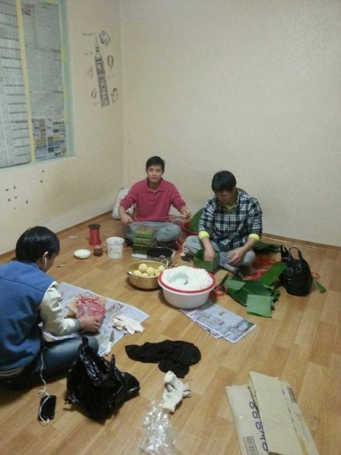 Người Việt gói bánh chưng đón Tết ở Hàn Quốc - ảnh 5