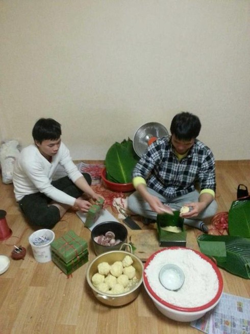 Người Việt gói bánh chưng đón Tết ở Hàn Quốc - ảnh 6