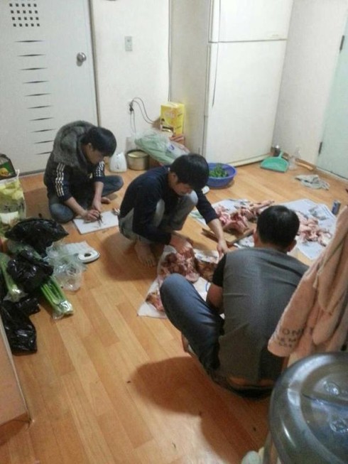 Người Việt gói bánh chưng đón Tết ở Hàn Quốc - ảnh 7