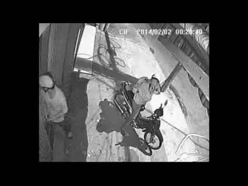 Cận cảnh trộm cắt khóa nhà dân lấy xe Spacy, két tiền - ảnh 5