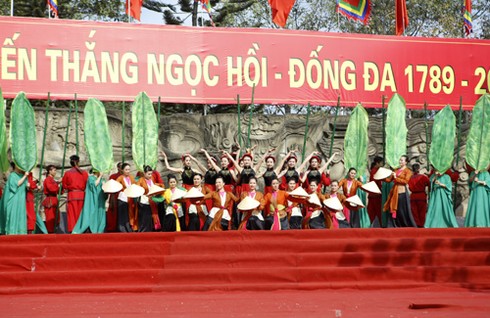 Đoàn rước “kiệu Vua” rực rỡ sắc màu hội Gò Đống Đa - ảnh 16