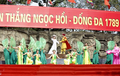 Đoàn rước “kiệu Vua” rực rỡ sắc màu hội Gò Đống Đa - ảnh 19