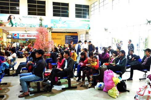 Người dân đổ về Hà Nội sau kì nghỉ Tết - ảnh 17