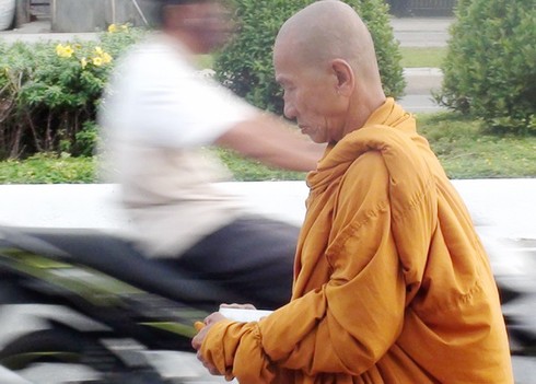 Sư giả cạo đầu cho nhau đi xin tiền - ảnh 3
