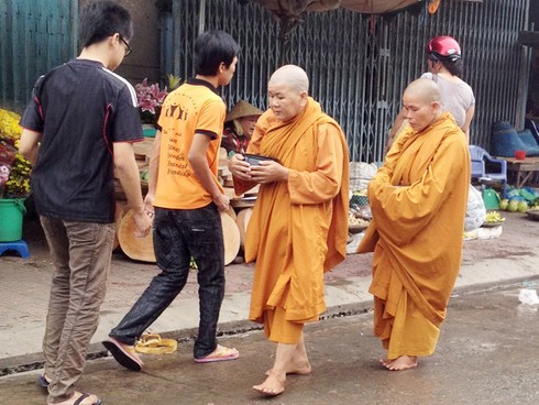 Sư giả cạo đầu cho nhau đi xin tiền - ảnh 4