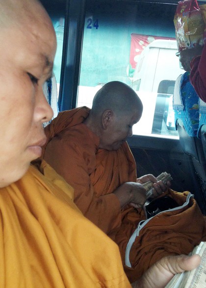 Sư giả cạo đầu cho nhau đi xin tiền - ảnh 5