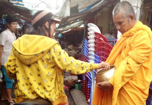 Sư giả cạo đầu cho nhau đi xin tiền - ảnh 6