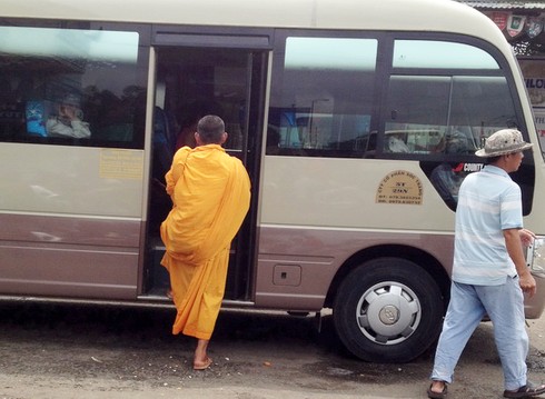 Sư giả cạo đầu cho nhau đi xin tiền - ảnh 9