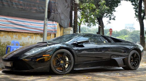 Siêu ‘bò’ Lamborghini và xế hộp Ferrari dầm mưa ở Hà Nội - ảnh 1