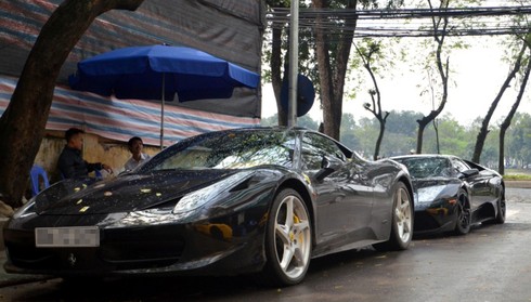 Siêu ‘bò’ Lamborghini và xế hộp Ferrari dầm mưa ở Hà Nội - ảnh 2