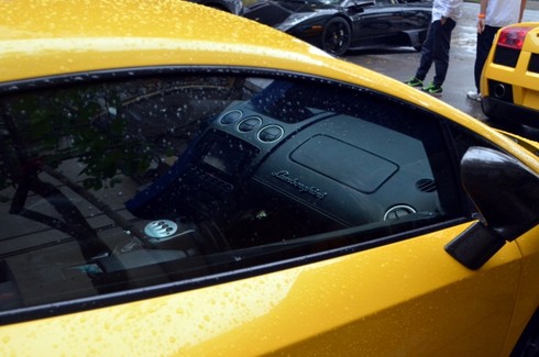Siêu ‘bò’ Lamborghini và xế hộp Ferrari dầm mưa ở Hà Nội - ảnh 3