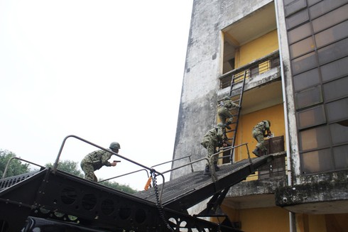 Đặc công luyện phi đao bách phát bách trúng - ảnh 11