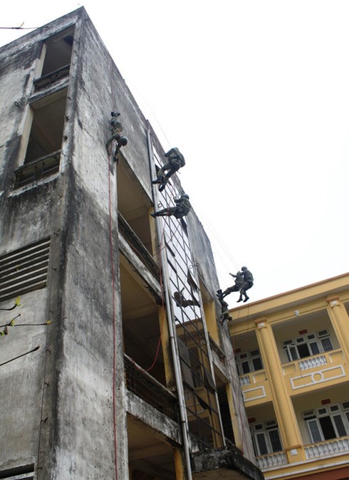 Đặc công luyện phi đao bách phát bách trúng - ảnh 12