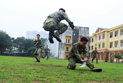 Đặc công luyện phi đao bách phát bách trúng - ảnh 2