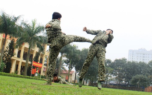 Đặc công luyện phi đao bách phát bách trúng - ảnh 4