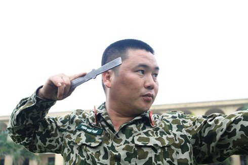Đặc công luyện phi đao bách phát bách trúng - ảnh 5