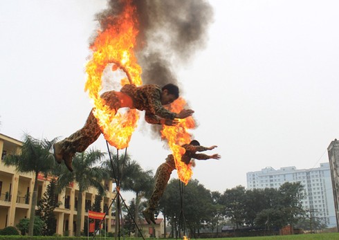 Đặc công luyện phi đao bách phát bách trúng - ảnh 7