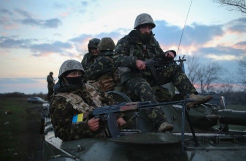 Ukraine đưa xe tăng áp sát miền Đông - ảnh 1