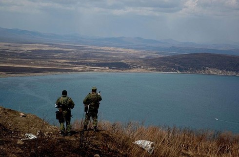 Khủng hoảng Ukraine “tăng nhiệt”, lính Nga tập trận chiếm đảo - ảnh 15