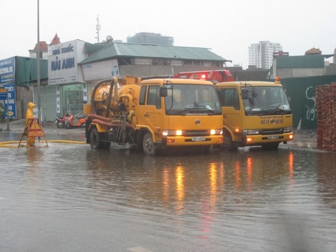 Sau cơn mưa lớn, Hà Nội lại... lội - ảnh 15