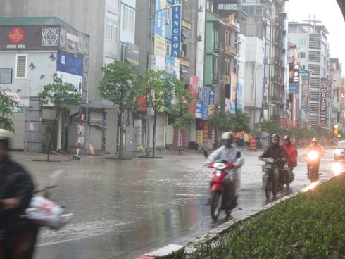 Sau cơn mưa lớn, Hà Nội lại... lội - ảnh 14