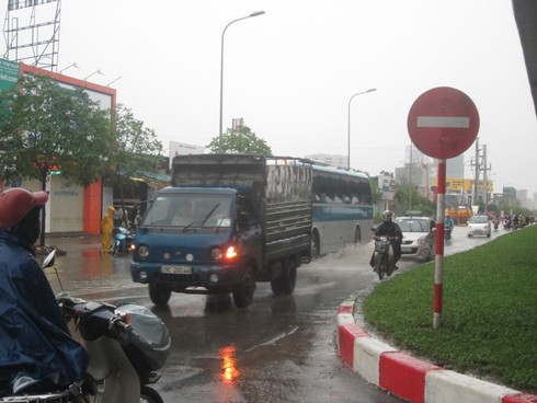 Sau cơn mưa lớn, Hà Nội lại... lội - ảnh 12