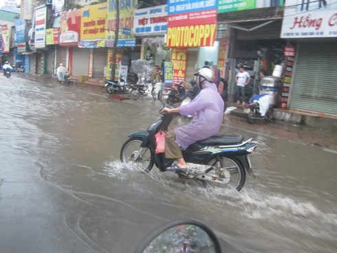 Sau cơn mưa lớn, Hà Nội lại... lội - ảnh 9
