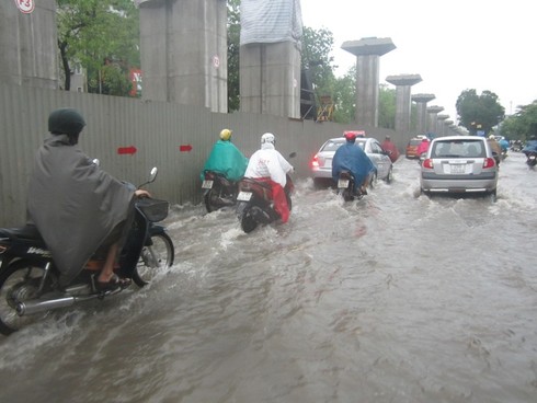 Sau cơn mưa lớn, Hà Nội lại... lội - ảnh 8