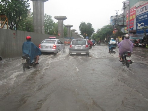 Sau cơn mưa lớn, Hà Nội lại... lội - ảnh 7