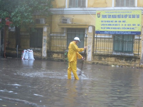 Sau cơn mưa lớn, Hà Nội lại... lội - ảnh 5