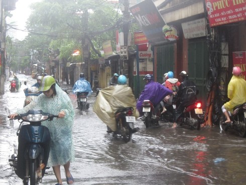 Sau cơn mưa lớn, Hà Nội lại... lội - ảnh 3