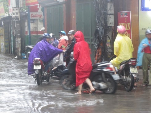 Sau cơn mưa lớn, Hà Nội lại... lội - ảnh 1