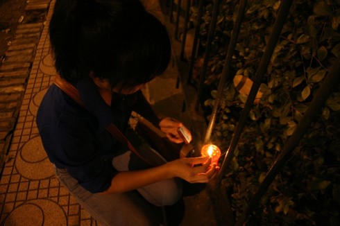 Lung linh ánh nến trước cổng nhà Đại tướng Võ Nguyên Giáp - ảnh 11